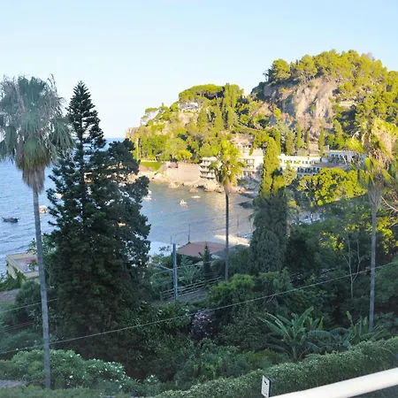 A Due Passi Dal Mare Bed and Breakfast *